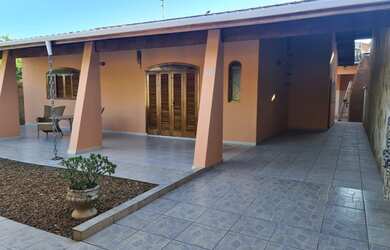 Imagem: A casa e possui 3 Dormitórios, Suítes, 3 Banheiros, 4 Vagas