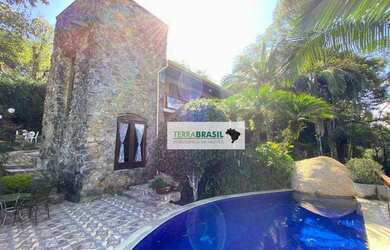 Imagem: A casa em condomínio possui 5 Dormitórios, 5 Banheiros, 400m²