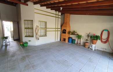 Imagem: A casa possui 3 Dormitórios, 2 Banheiros, 2 Vagas na garagem