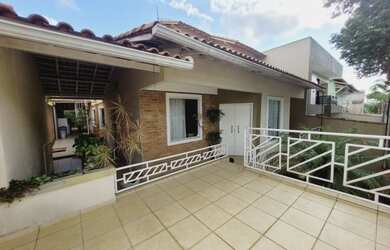 Imagem: A casa possui 4 Dormitórios, 4 Banheiros, 2 Vagas na garagem