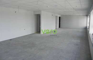 Imagem: O depósito possui 2 Vagas na garagem, 90m² de Área e está