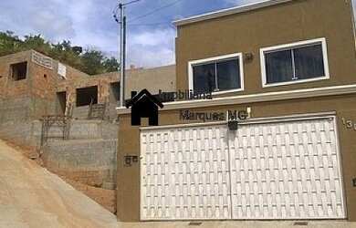 Imagem: A casa possui 2 Dormitórios, 2 Banheiros, 2 Vagas na garagem