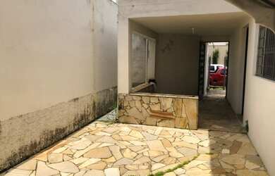 Imagem: A casa possui 3 Dormitórios, 2 Banheiros, 1 Vaga na garagem