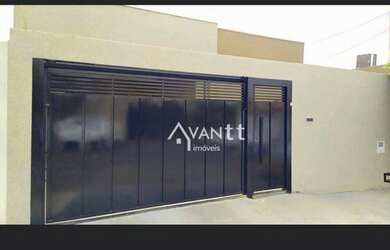 Imagem: A casa possui 3 Dormitórios, 2 Banheiros, 2 Vagas na garagem