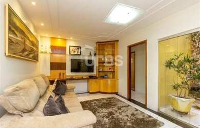 Imagem: A casa possui 4 Dormitórios, 5 Banheiros, 4 Vagas na garagem