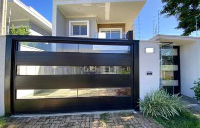 Imagem: A casa possui 4 Dormitórios, 4 Banheiros, 2 Vagas na garagem