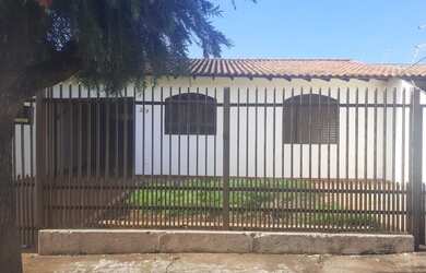 Imagem: A casa possui 5 Dormitórios, 2 Banheiros, 2 Vagas na garagem