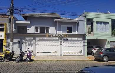 Imagem: A casa possui 3 Dormitórios, 2 Banheiros, 4 Vagas na garagem