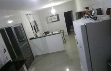 Imagem: A casa possui 3 Dormitórios, 3 Banheiros, 2 Vagas na garagem