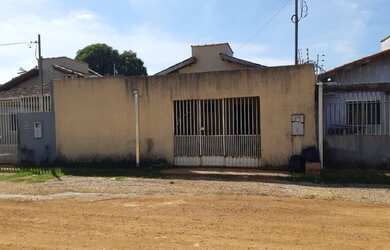 Imagem: A casa possui 2 Dormitórios, 1 Banheiro e 2 Vagas na garagem