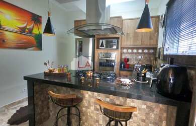 Imagem: A casa possui 2 Dormitórios, 3 Banheiros, 2 Vagas na garagem