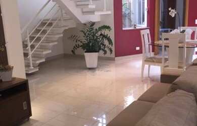 Imagem: A casa possui 3 Dormitórios, 2 Banheiros, 2 Vagas na garagem