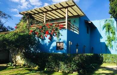 Imagem: A casa possui 4 Dormitórios, 3 Banheiros, 2 Vagas na garagem