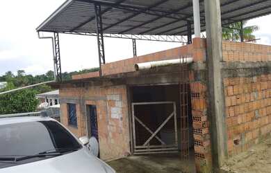 Imagem: A casa possui 1 Dormitório, 2 Banheiros, 1 Vaga na garagem