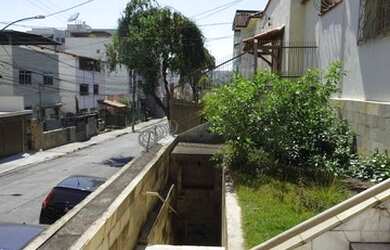 Imagem: A casa possui 3 Dormitórios, 3 Banheiros, 1 Vaga na garagem