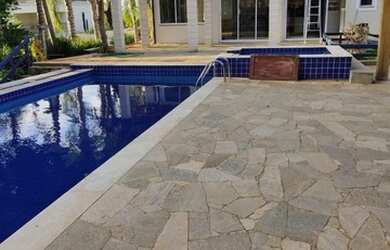 Imagem: A casa possui 4 Dormitórios, 4 Banheiros, 5 Vagas na garagem