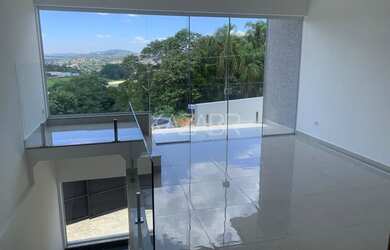 Imagem: A casa possui 3 Dormitórios, 2 Banheiros, 4 Vagas na garagem