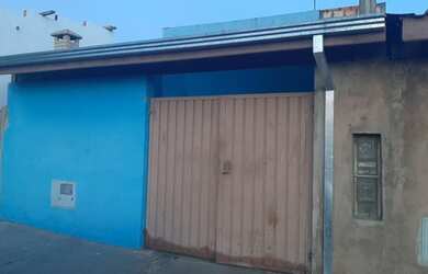 Imagem: A casa possui 1 Dormitório, 1 Banheiro, 1 Vaga na garagem e