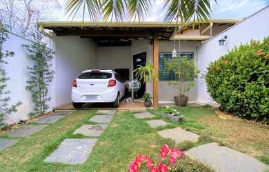 Imagem: A casa possui 3 Dormitórios, 2 Banheiros, 4 Vagas na garagem