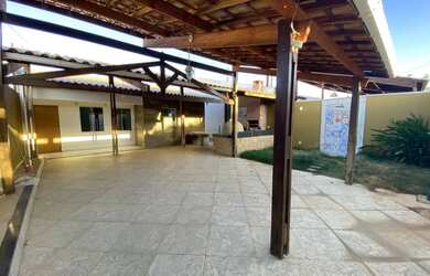 Imagem: A casa possui 3 Dormitórios, 2 Banheiros, 4 Vagas na garagem