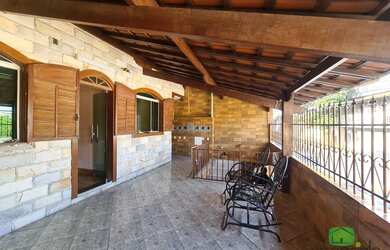 Imagem: A casa possui 2 Dormitórios, 1 Banheiro, 2 Vagas na garagem