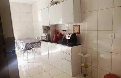 Imagem: A casa possui 3 Dormitórios, 1 Banheiro, 2 Vagas na garagem