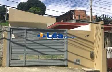 Imagem: A casa possui 2 Dormitórios, 1 Banheiro, 2 Vagas na garagem