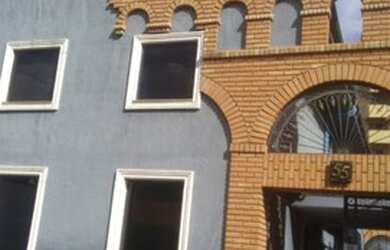 Imagem: O depósito possui 5 Vagas na garagem e 459m² de Área e está