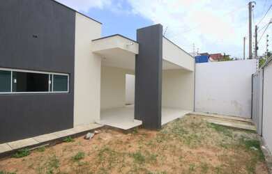 Imagem: A casa possui 3 Dormitórios, 2 Banheiros, 2 Vagas na garagem