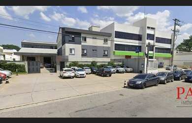 Imagem: O depósito possui 3 Vagas na garagem, 351m² de Área e está