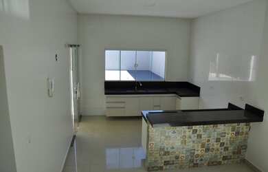 Imagem: A casa possui 4 Dormitórios, 3 Banheiros, 3 Vagas na garagem