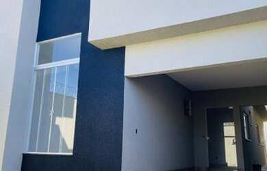 Imagem: A casa possui 2 Dormitórios, 2 Banheiros, 2 Vagas na garagem