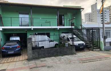 Imagem: A casa possui 5 Dormitórios, 5 Banheiros, 4 Vagas na garagem