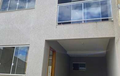 Imagem: A casa possui 3 Dormitórios, 3 Banheiros, 2 Vagas na garagem