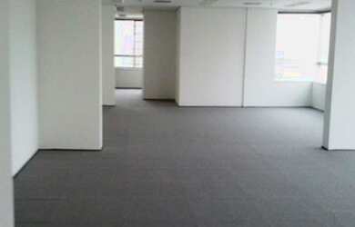 Imagem: O depósito possui 5 Vagas na garagem e 320m² de Área e está