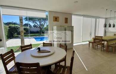 Imagem: A casa possui 4 Dormitórios, 5 Banheiros, 500m² de Área e