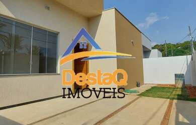 Imagem: A casa possui 3 Dormitórios, 2 Banheiros, 2 Vagas na garagem