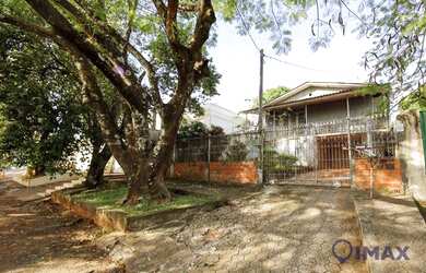 Imagem: A casa possui 4 Dormitórios, 2 Banheiros, 2 Vagas na garagem