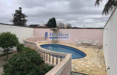 Imagem: A casa possui 4 Dormitórios, 5 Banheiros, 5 Vagas na garagem