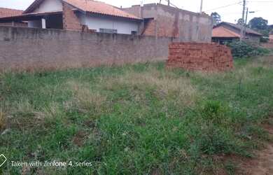 Imagem 4: Lote plano ,com asfalto e vizinhos em ambos os lado, Bairro Bela São...