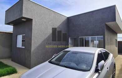 Imagem: A casa possui 2 Dormitórios, 2 Banheiros, 2 Vagas na garagem