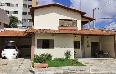 Imagem: A casa possui 4 Dormitórios, 5 Banheiros, 4 Vagas na garagem