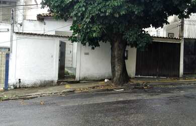 Imagem: A casa possui 5 Dormitórios, 4 Banheiros, 4 Vagas na garagem