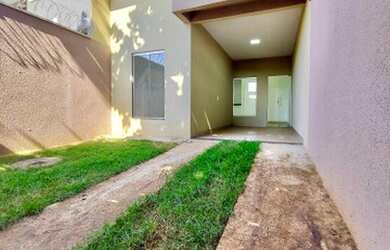 Imagem: A casa possui 1 Dormitório, 2 Banheiros, 2 Vagas na garagem