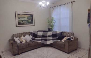 Imagem: A casa possui 2 Dormitórios, 1 Banheiro, 2 Vagas na garagem