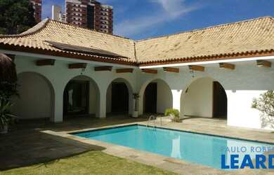 Imagem: A casa possui 5 Dormitórios, 5 Banheiros, 5 Vagas na garagem