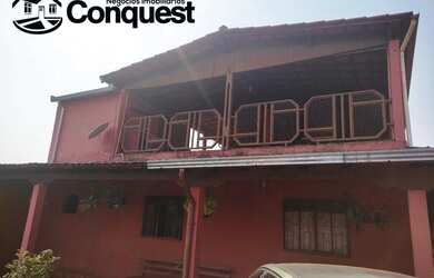 Imagem: A casa possui 4 Dormitórios, 2 Banheiros, 4 Vagas na garagem