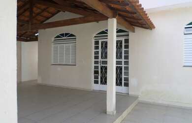 Imagem: A casa possui 3 Dormitórios, 1 Banheiro, 2 Vagas na garagem