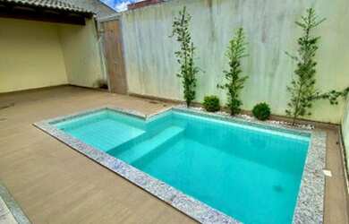 Imagem: A casa possui 3 Dormitórios, 2 Banheiros, 2 Vagas na garagem