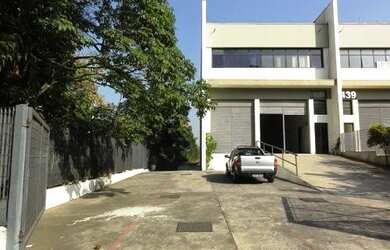 Imagem: O depósito possui 5 Vagas na garagem, 903m² de Área e está